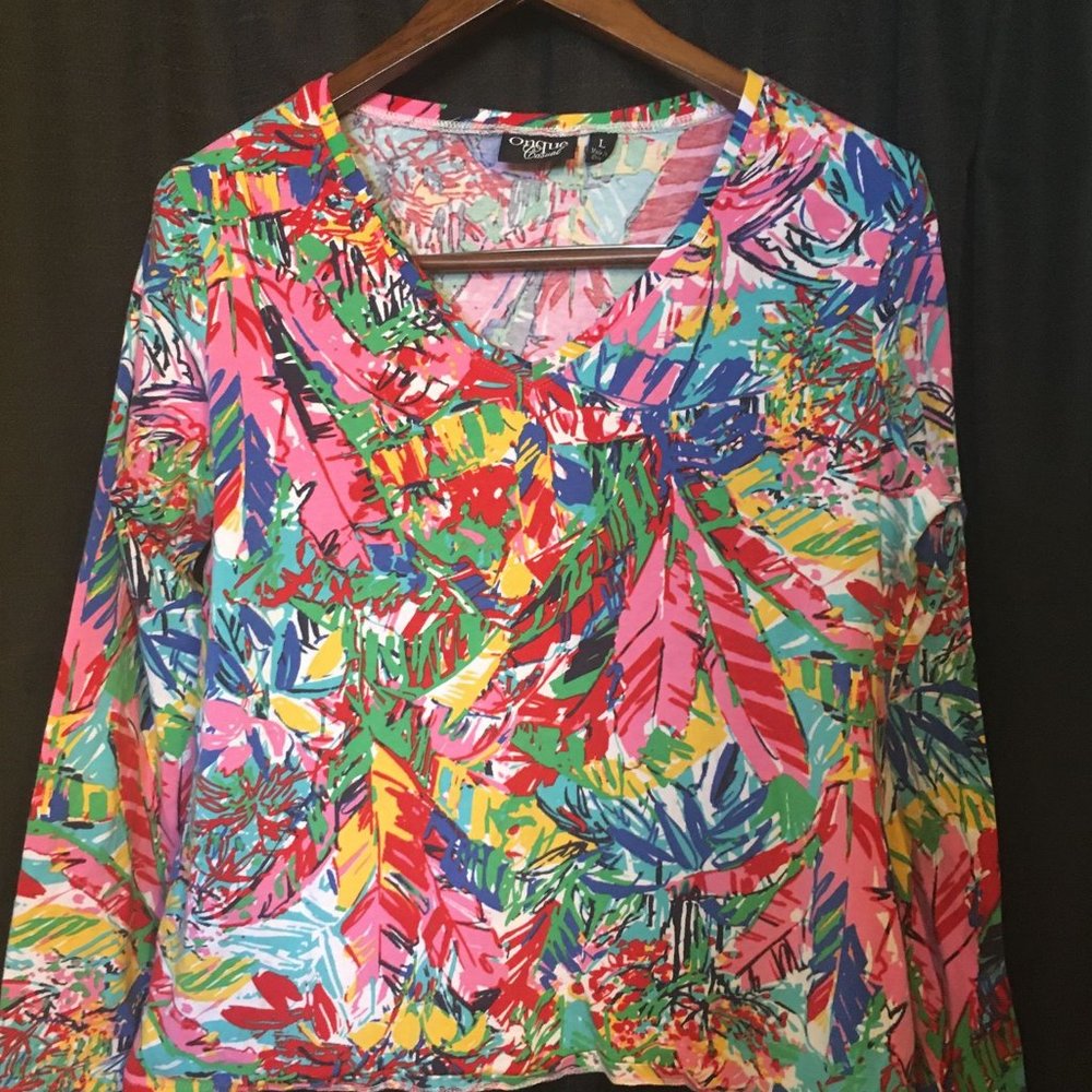 Sz Lg NWOT Onque Casual LS  Abstract Top